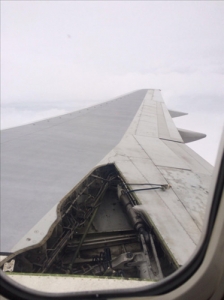 【画像「飛行機の窓から外を見たらこうなってた」　窓から撮影された写真が話題に