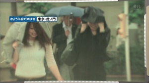 【画像】 今日の豪雨で服がスケスケになった女子大生が激写される → 下着が結構エロくて抜ける件・・・・・・・・・・・・・・
